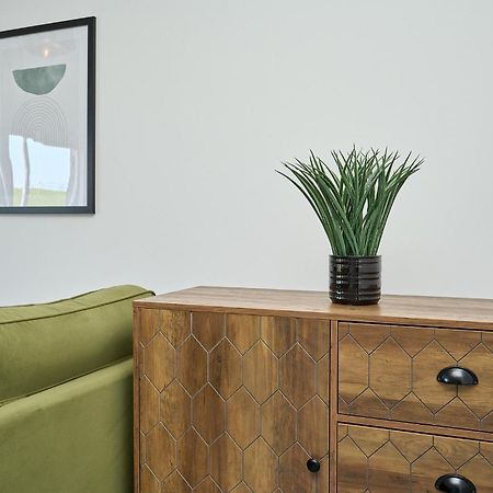 Spacious 1 Bed Apt - Stunning Views & Private Parking - 5 Mins To Beach - Dog Friendly - Close To Ventnor, Shanklin & Sandown - Ideal For Friends, Families & Business Travellers - Sleeps Up To 4 Guests - Managed By "Greenstay Serviced Accommodation" Bonchurch Екстер'єр фото