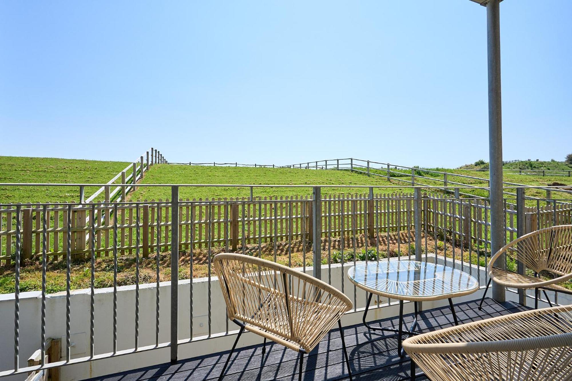 Spacious 1 Bed Apt - Stunning Views & Private Parking - 5 Mins To Beach - Dog Friendly - Close To Ventnor, Shanklin & Sandown - Ideal For Friends, Families & Business Travellers - Sleeps Up To 4 Guests - Managed By "Greenstay Serviced Accommodation" Bonchurch Екстер'єр фото