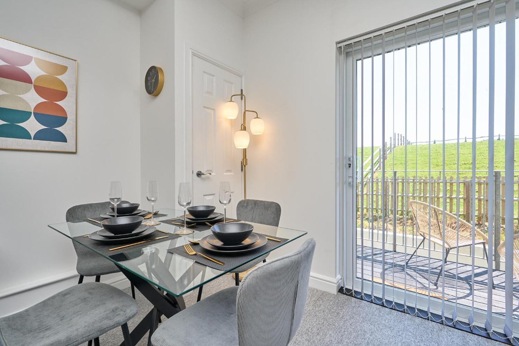 Spacious 1 Bed Apt - Stunning Views & Private Parking - 5 Mins To Beach - Dog Friendly - Close To Ventnor, Shanklin & Sandown - Ideal For Friends, Families & Business Travellers - Sleeps Up To 4 Guests - Managed By "Greenstay Serviced Accommodation" Bonchurch Екстер'єр фото