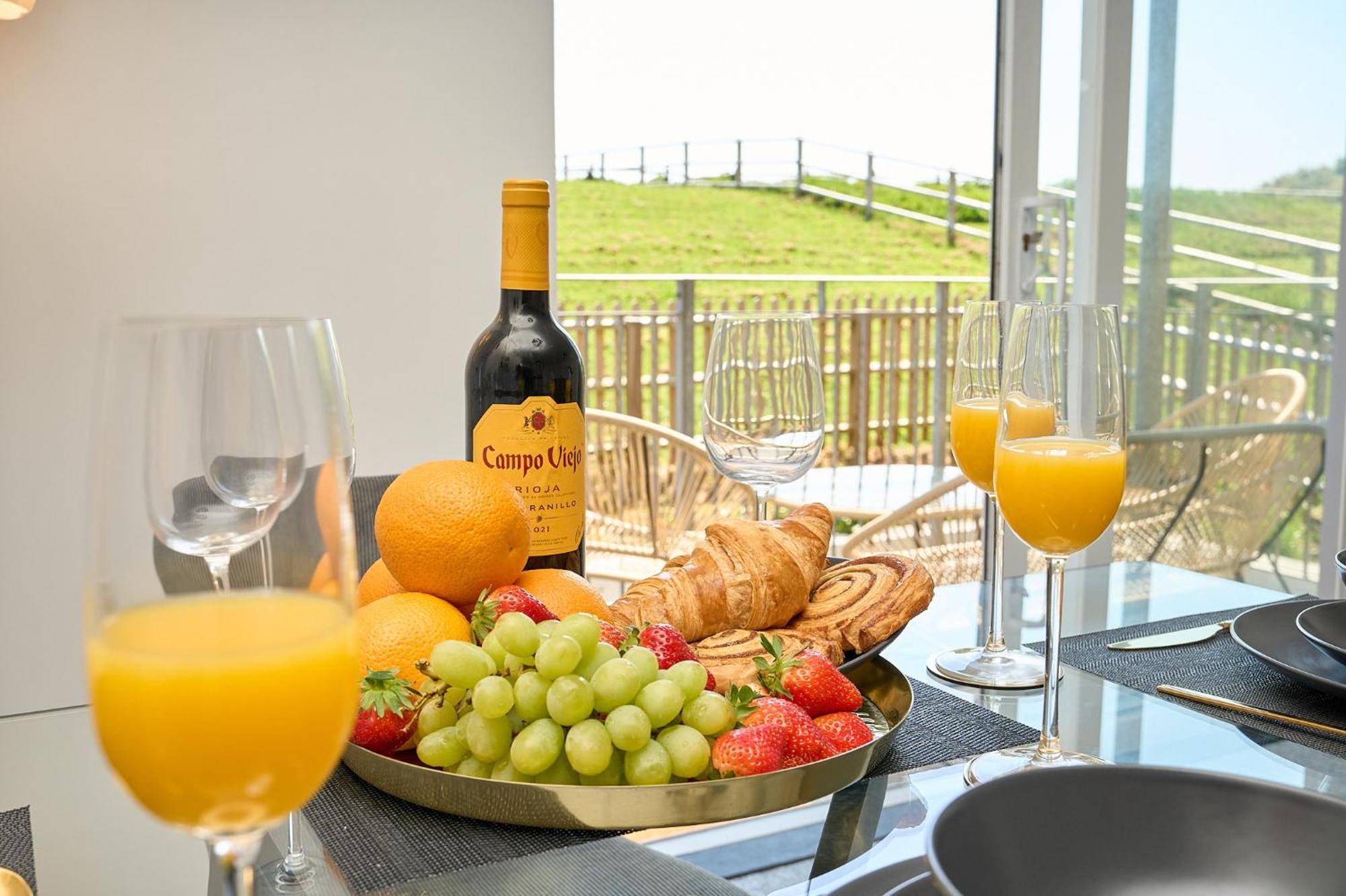 Spacious 1 Bed Apt - Stunning Views & Private Parking - 5 Mins To Beach - Dog Friendly - Close To Ventnor, Shanklin & Sandown - Ideal For Friends, Families & Business Travellers - Sleeps Up To 4 Guests - Managed By "Greenstay Serviced Accommodation" Bonchurch Екстер'єр фото