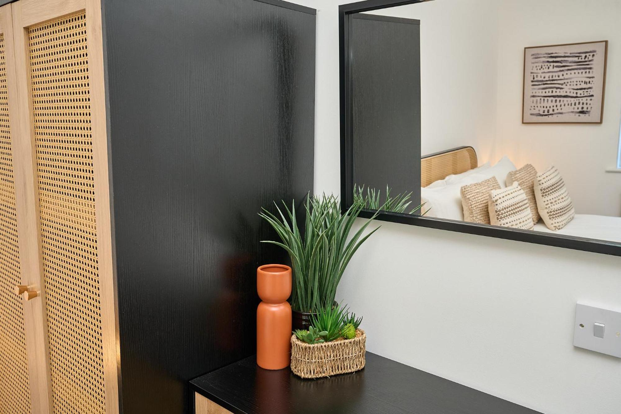 Spacious 1 Bed Apt - Stunning Views & Private Parking - 5 Mins To Beach - Dog Friendly - Close To Ventnor, Shanklin & Sandown - Ideal For Friends, Families & Business Travellers - Sleeps Up To 4 Guests - Managed By "Greenstay Serviced Accommodation" Bonchurch Екстер'єр фото