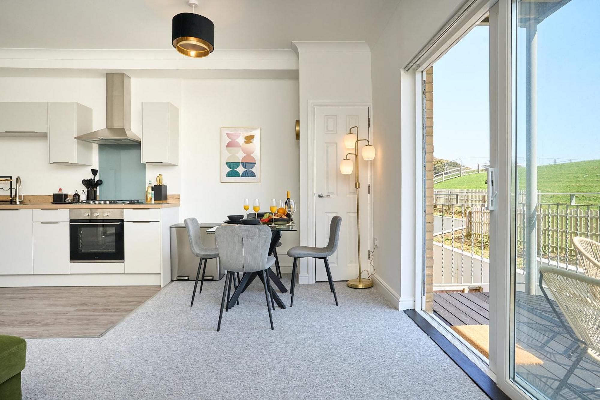 Spacious 1 Bed Apt - Stunning Views & Private Parking - 5 Mins To Beach - Dog Friendly - Close To Ventnor, Shanklin & Sandown - Ideal For Friends, Families & Business Travellers - Sleeps Up To 4 Guests - Managed By "Greenstay Serviced Accommodation" Bonchurch Екстер'єр фото