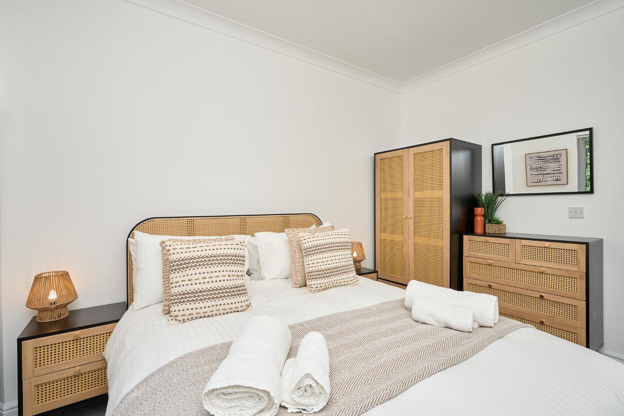 Spacious 1 Bed Apt - Stunning Views & Private Parking - 5 Mins To Beach - Dog Friendly - Close To Ventnor, Shanklin & Sandown - Ideal For Friends, Families & Business Travellers - Sleeps Up To 4 Guests - Managed By "Greenstay Serviced Accommodation" Bonchurch Екстер'єр фото