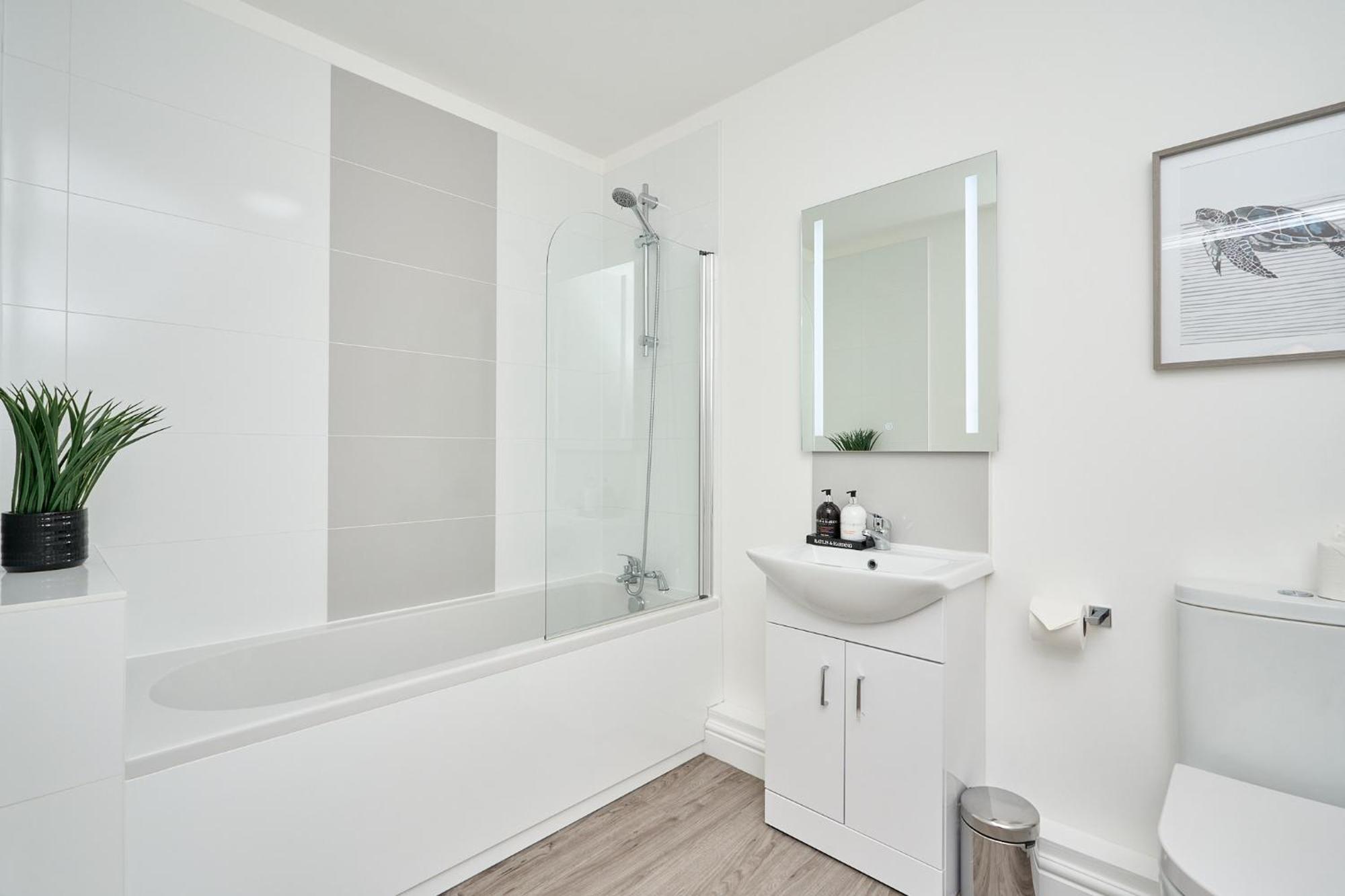 Spacious 1 Bed Apt - Stunning Views & Private Parking - 5 Mins To Beach - Dog Friendly - Close To Ventnor, Shanklin & Sandown - Ideal For Friends, Families & Business Travellers - Sleeps Up To 4 Guests - Managed By "Greenstay Serviced Accommodation" Bonchurch Екстер'єр фото