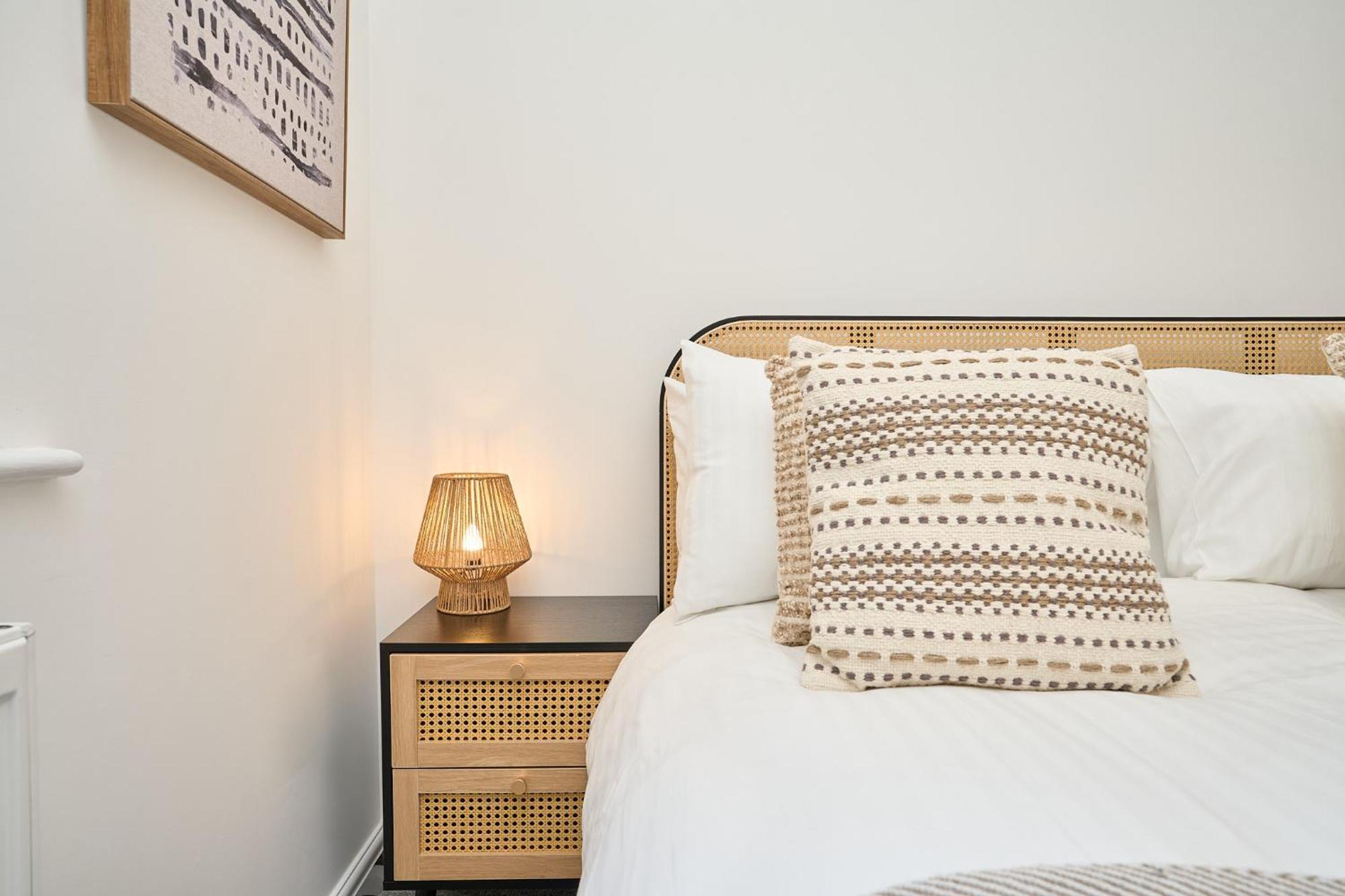 Spacious 1 Bed Apt - Stunning Views & Private Parking - 5 Mins To Beach - Dog Friendly - Close To Ventnor, Shanklin & Sandown - Ideal For Friends, Families & Business Travellers - Sleeps Up To 4 Guests - Managed By "Greenstay Serviced Accommodation" Bonchurch Екстер'єр фото